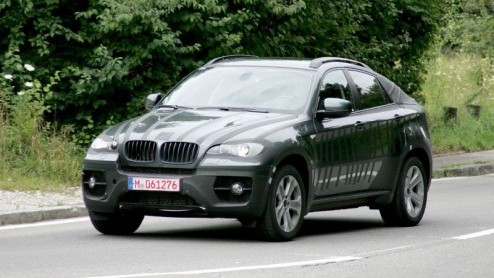 Opnieuw hebben onze fotografen de X6 van BMW weten te spotten. Gelukkig gaat er steeds meer plastic van het ontwerp af, zodat we een beter beeld krijgen van hou de auto er uit gaat zien.