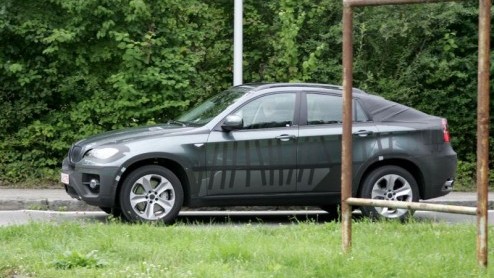Opnieuw hebben onze fotografen de X6 van BMW weten te spotten. Gelukkig gaat er steeds meer plastic van het ontwerp af, zodat we een beter beeld krijgen van hou de auto er uit gaat zien.