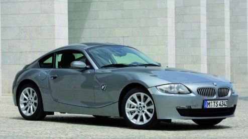 Voor de tweede keer bewandelt BMW de omgekeerde weg: net als voorheen bij de Z3 is ook bij de Z4 uit de roadster een coup ontstaan. Maar dit keer is het wel een mooie auto in plaats van een schoen op
