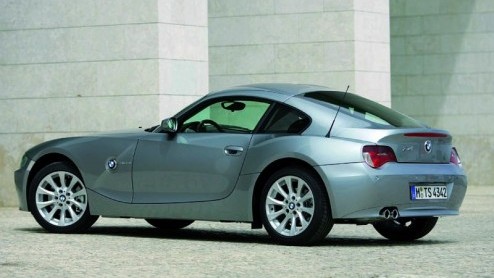 Voor de tweede keer bewandelt BMW de omgekeerde weg: net als voorheen bij de Z3 is ook bij de Z4 uit de roadster een coup ontstaan. Maar dit keer is het wel een mooie auto in plaats van een schoen op