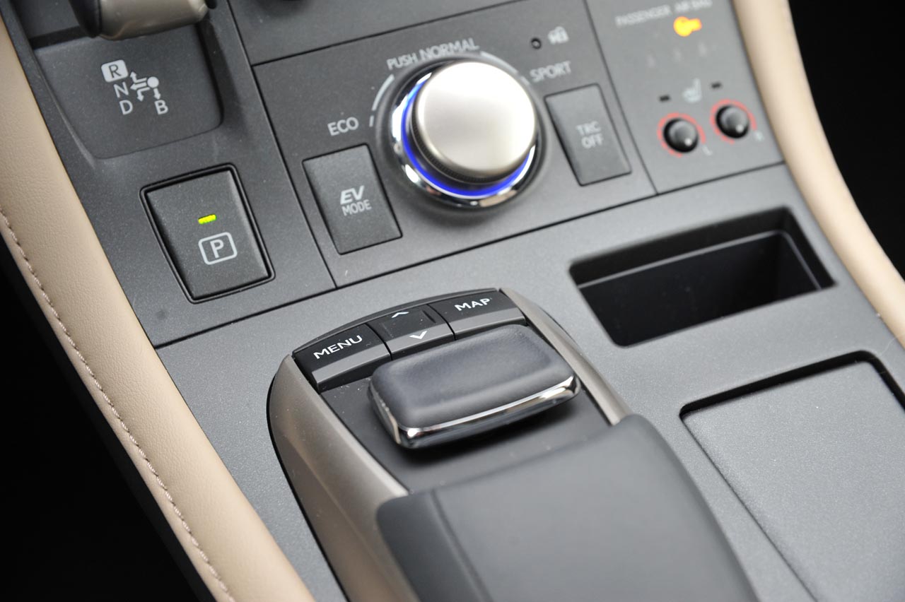 Lexus geeft de CT 200h nog een keer een facelift om het model nog even actueel te houden.