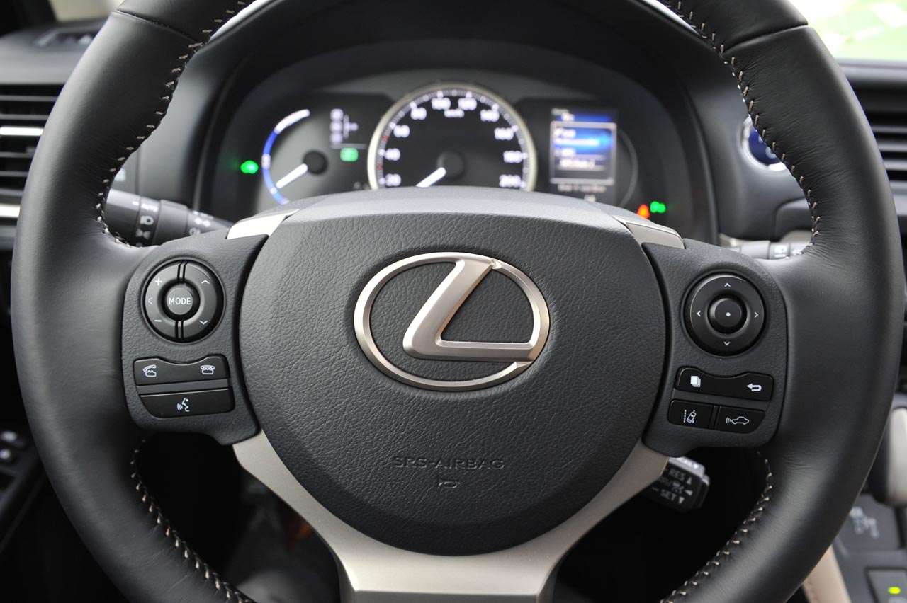 Lexus geeft de CT 200h nog een keer een facelift om het model nog even actueel te houden.