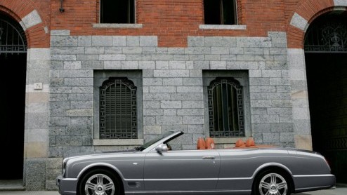 Vandaag verwelkomen we de Bentley Azure T. Deze stijlvolle Brit staat klaar voor wie de minder potente Azure net even te minnetjes vindt. Voornamelijk werd er onder de motorkap gesleuteld. Tijdens de 