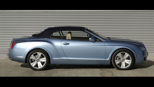 Bentley introduceert op de autoshow van New York een logische uitbreiding van de Continental familie. De GTC is de cabrio op basis van de GT, en wat een plaatje is het.