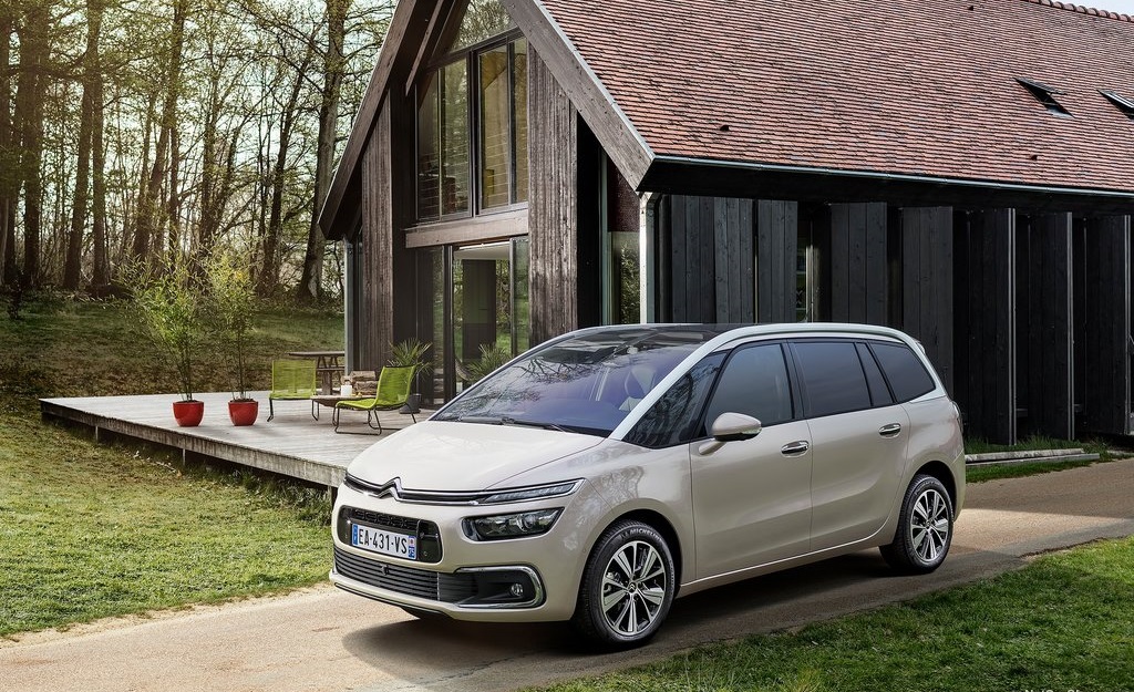 Recent ondergingen de Citron C4 Picasso en grotere broer Grand C4 Picasso een subtiele facelift, waarbij verschillende zaken werden aangepakt. AutoVandaag gaat met de Grand op pad voor een rijtest.