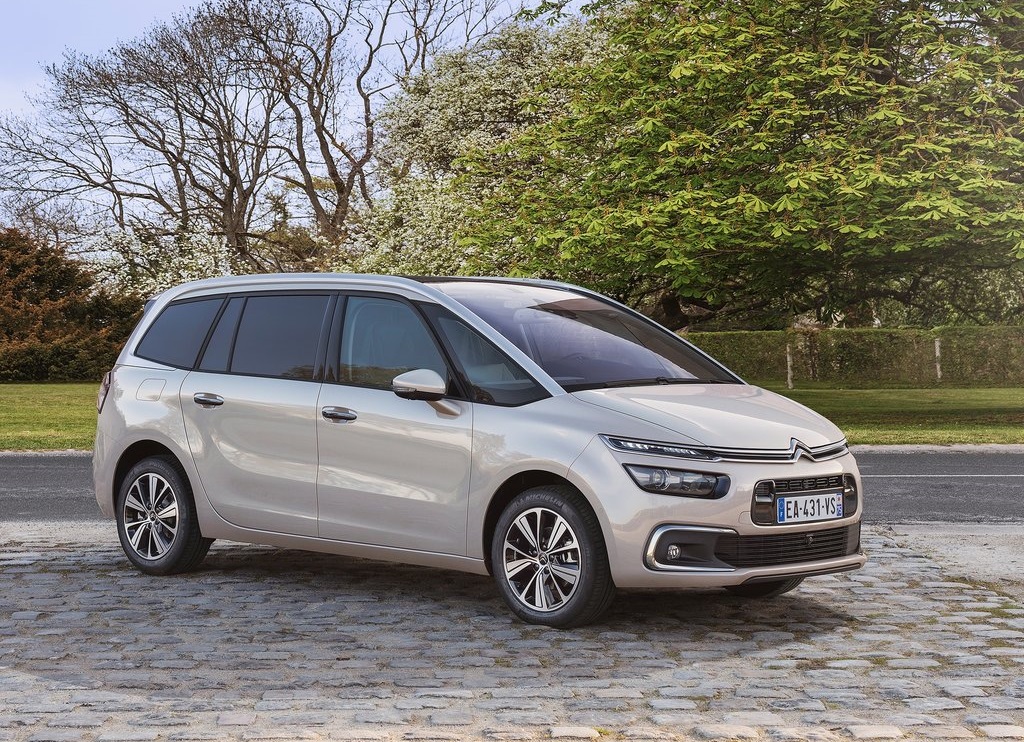 Recent ondergingen de Citron C4 Picasso en grotere broer Grand C4 Picasso een subtiele facelift, waarbij verschillende zaken werden aangepakt. AutoVandaag gaat met de Grand op pad voor een rijtest.