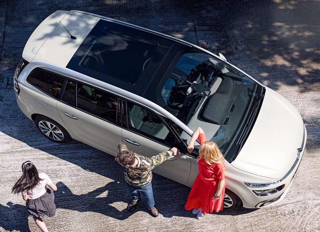 Recent ondergingen de Citron C4 Picasso en grotere broer Grand C4 Picasso een subtiele facelift, waarbij verschillende zaken werden aangepakt. AutoVandaag gaat met de Grand op pad voor een rijtest.