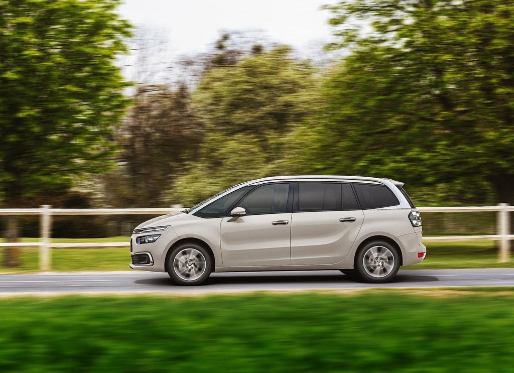 Recent ondergingen de Citron C4 Picasso en grotere broer Grand C4 Picasso een subtiele facelift, waarbij verschillende zaken werden aangepakt. AutoVandaag gaat met de Grand op pad voor een rijtest.