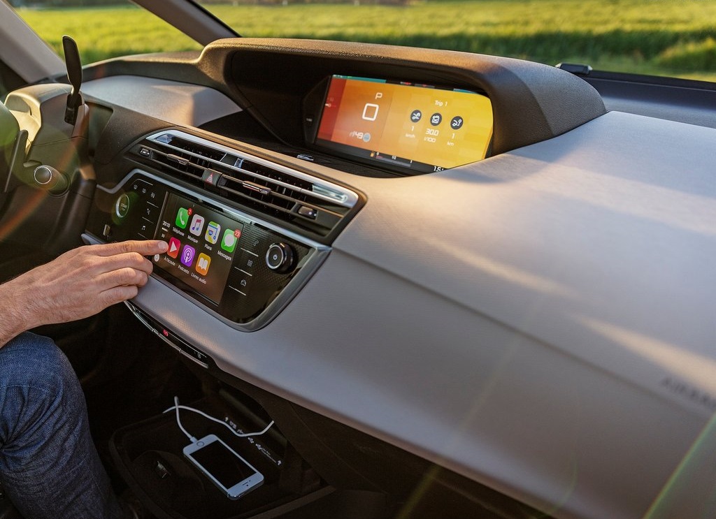 Recent ondergingen de Citron C4 Picasso en grotere broer Grand C4 Picasso een subtiele facelift, waarbij verschillende zaken werden aangepakt. AutoVandaag gaat met de Grand op pad voor een rijtest.