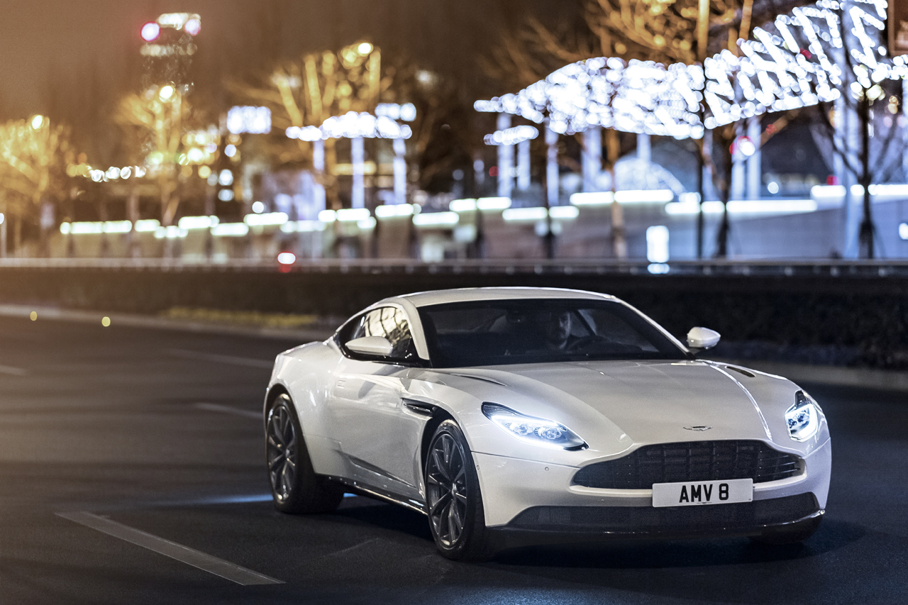 Naast de bestaande V12 lanceert Aston Martin een 4 liter biturbo V8 in de DB11.