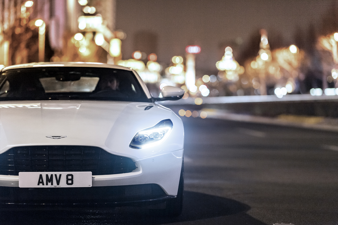 Naast de bestaande V12 lanceert Aston Martin een 4 liter biturbo V8 in de DB11.