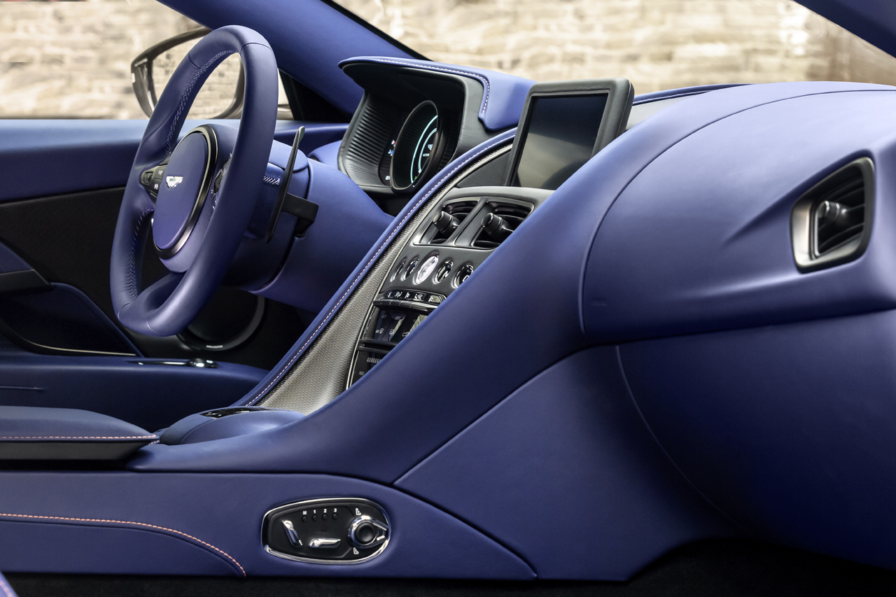 Naast de bestaande V12 lanceert Aston Martin een 4 liter biturbo V8 in de DB11.