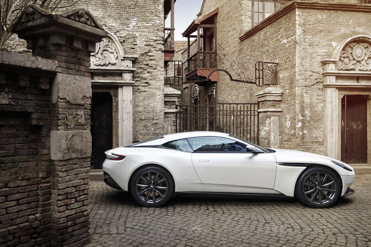 Naast de bestaande V12 lanceert Aston Martin een 4 liter biturbo V8 in de DB11.