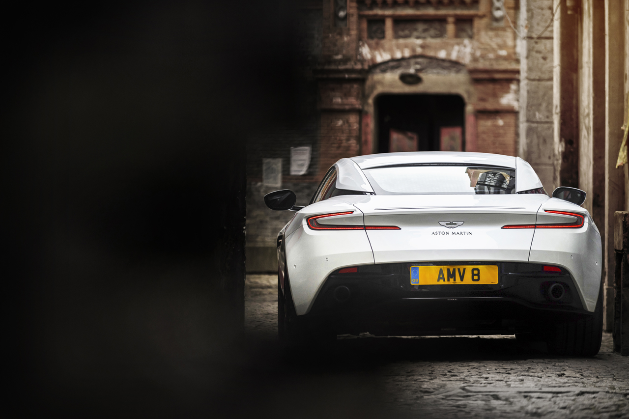 Naast de bestaande V12 lanceert Aston Martin een 4 liter biturbo V8 in de DB11.