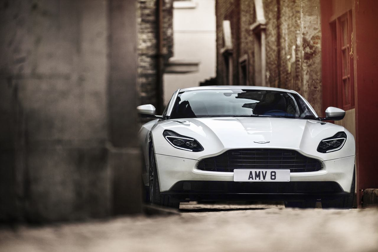 Naast de bestaande V12 lanceert Aston Martin een 4 liter biturbo V8 in de DB11.