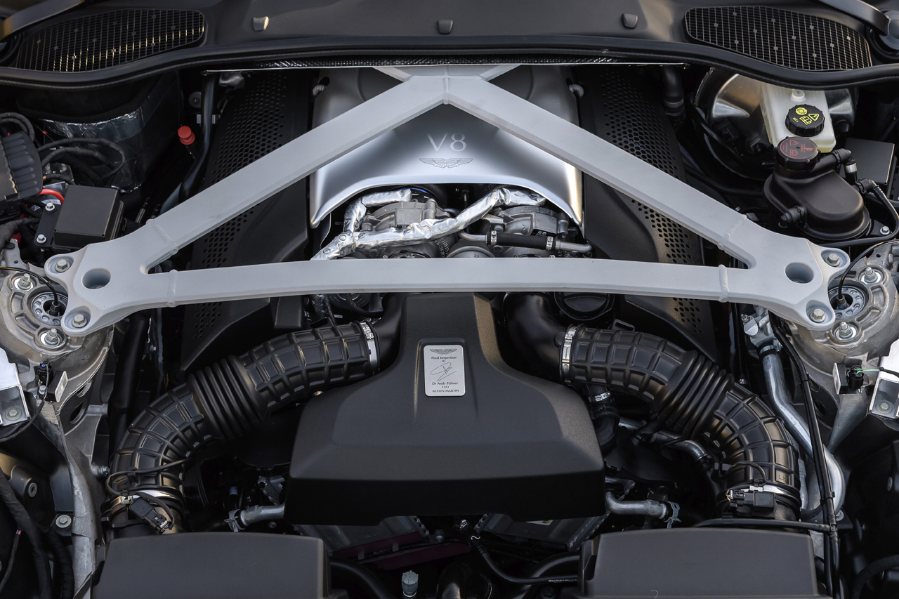 Naast de bestaande V12 lanceert Aston Martin een 4 liter biturbo V8 in de DB11.
