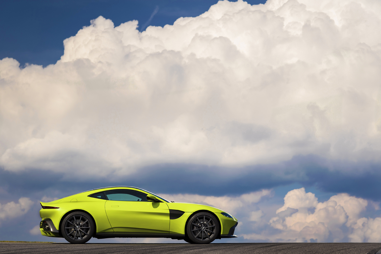 Aston Martin presenteert de nieuwe Vantage coup die in het voorjaar van 2018 leverbaar zal zijn.