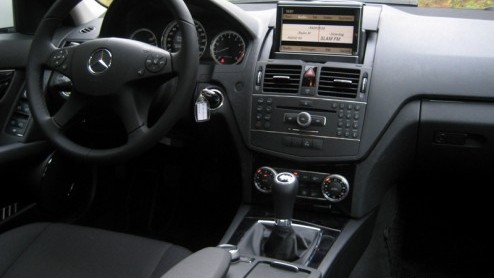 Mercedes introduceerde vorig jaar de nieuwe C-Klasse. Een Benz die meer dynamiek uitstraalt dan voorheen, maar ook zijn comfortabele kanten kent. Onlangs werd het gamma uitgebreid met BlueEFFICIENCY-u