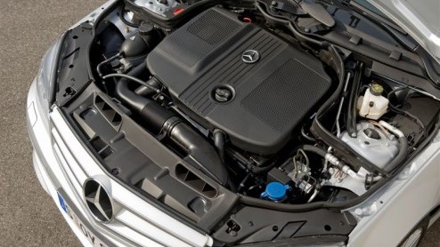Mercedes is aardig op dreef met het BlueEfficiency programma. De reeks van zuinige modellen bestond al uit de C-Klasse Limousine met diverse benzine- en dieselmotoren onder de kap en daar komt nu de E