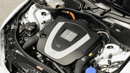 In de zomer van volgend jaar zet Mercedes-Benz de stap naar hybride. Dan wordt namelijk de S400 BlueHybrid ge�ntroduceerd, waarin een 3.5 V6 gecombineerd is met een 20 pk sterke elektromotor. Rijden v