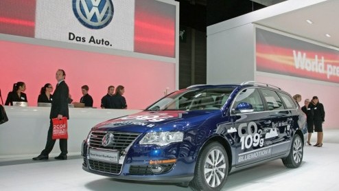 Volkswagen opent de aanval op zuinige modellen met de nieuwe Passat BlueMotion II. De spaarzame diesel-zakensedan krijgt een nieuw common rail hart in het vooronder en wordt zowel zuiniger als potente