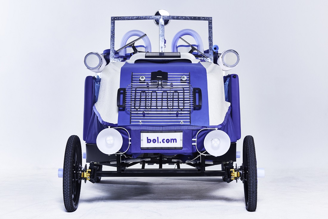 Om haar 18e verjaardag eens goed te vieren introduceert Bol.com haar eigen volledig elektrische auto. De auto is zelfs per direct te bestellen.