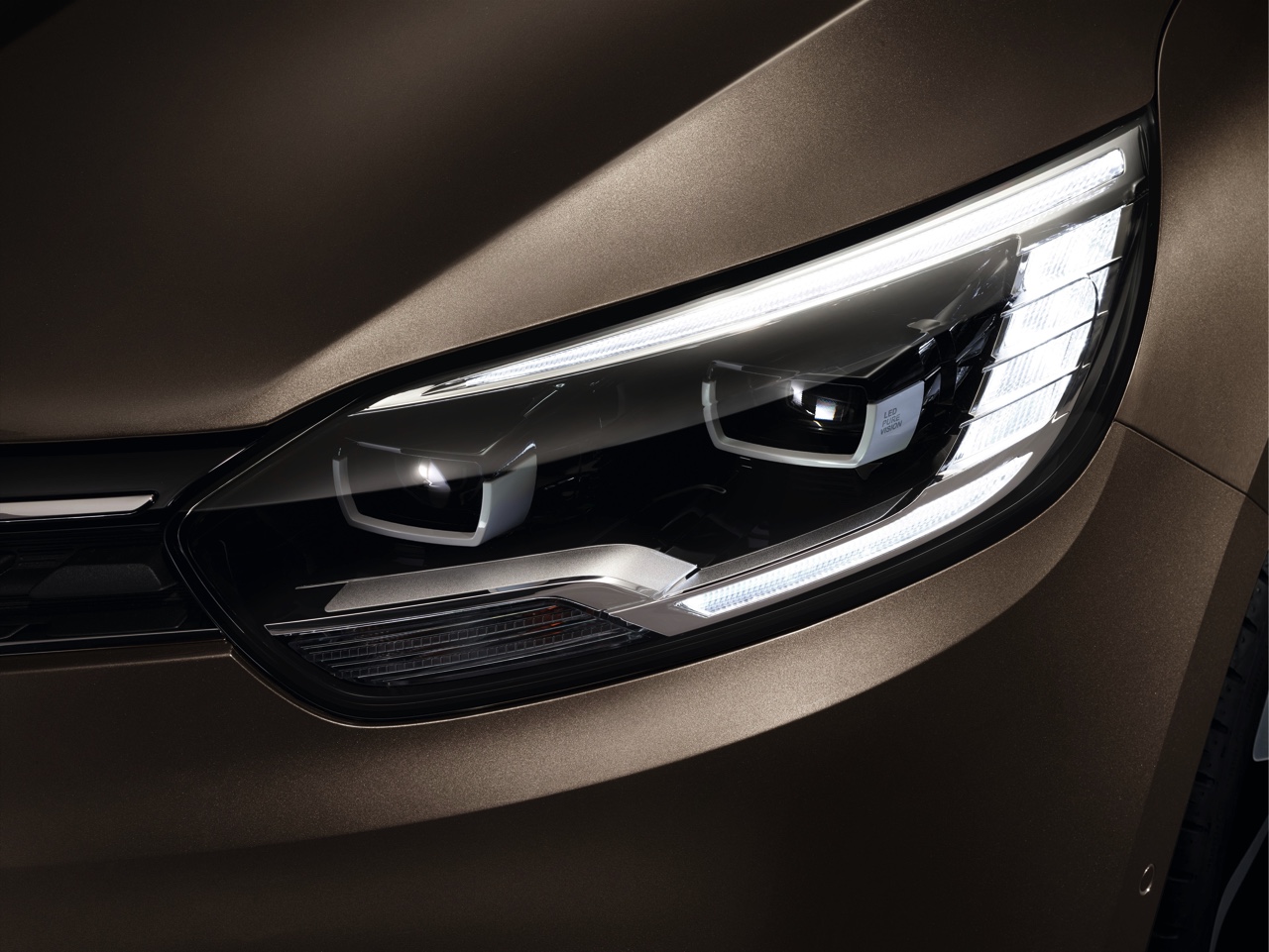 De Renault Grand Scenic is weer in het nieuw gestoken. Hij is groter dan zijn voorganger, maar ook zuiniger en leverbaar met two-tone lak. De levering start in het najaar van 2016.