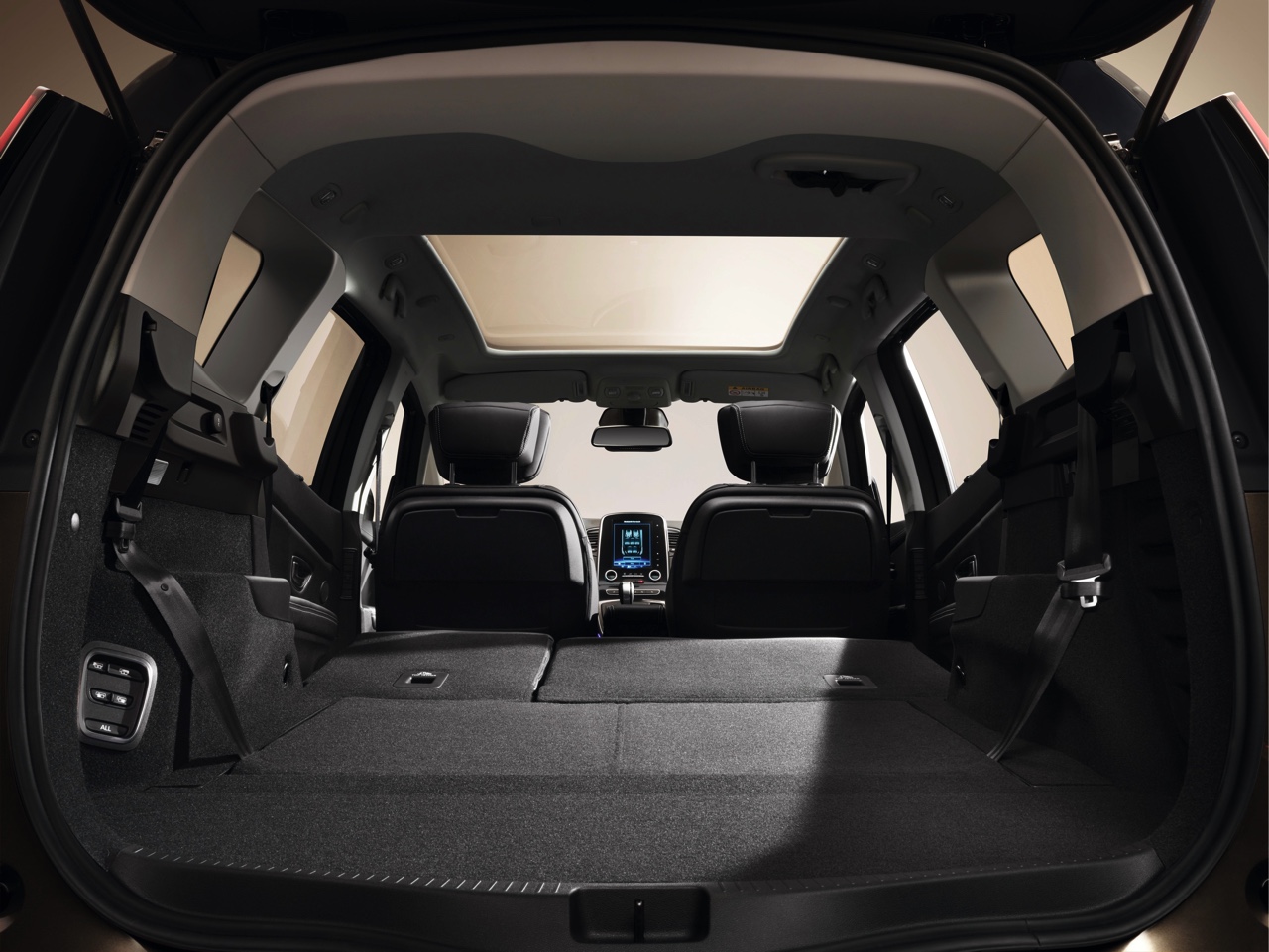De Renault Grand Scenic is weer in het nieuw gestoken. Hij is groter dan zijn voorganger, maar ook zuiniger en leverbaar met two-tone lak. De levering start in het najaar van 2016.