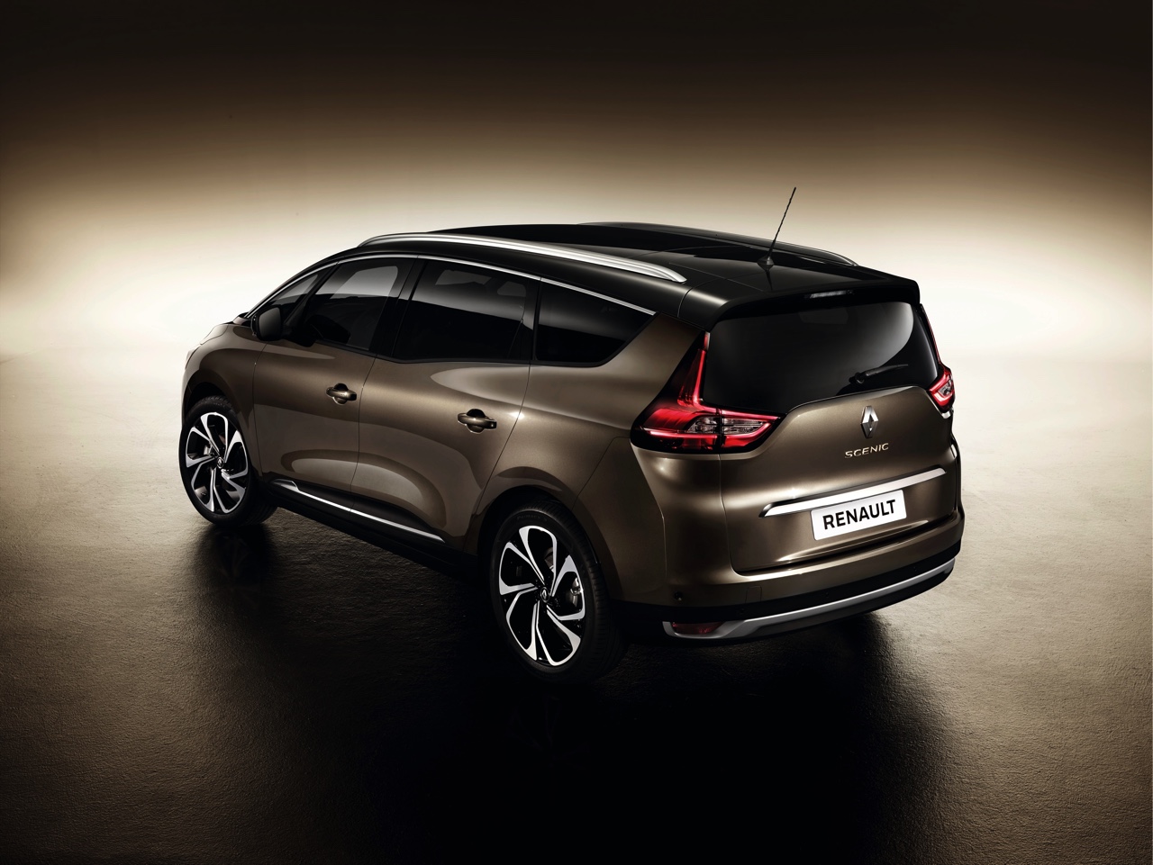 De Renault Grand Scenic is weer in het nieuw gestoken. Hij is groter dan zijn voorganger, maar ook zuiniger en leverbaar met two-tone lak. De levering start in het najaar van 2016.
