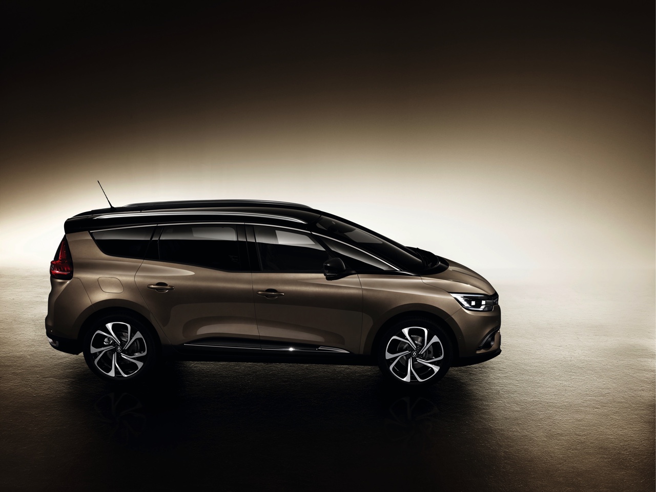 De Renault Grand Scenic is weer in het nieuw gestoken. Hij is groter dan zijn voorganger, maar ook zuiniger en leverbaar met two-tone lak. De levering start in het najaar van 2016.