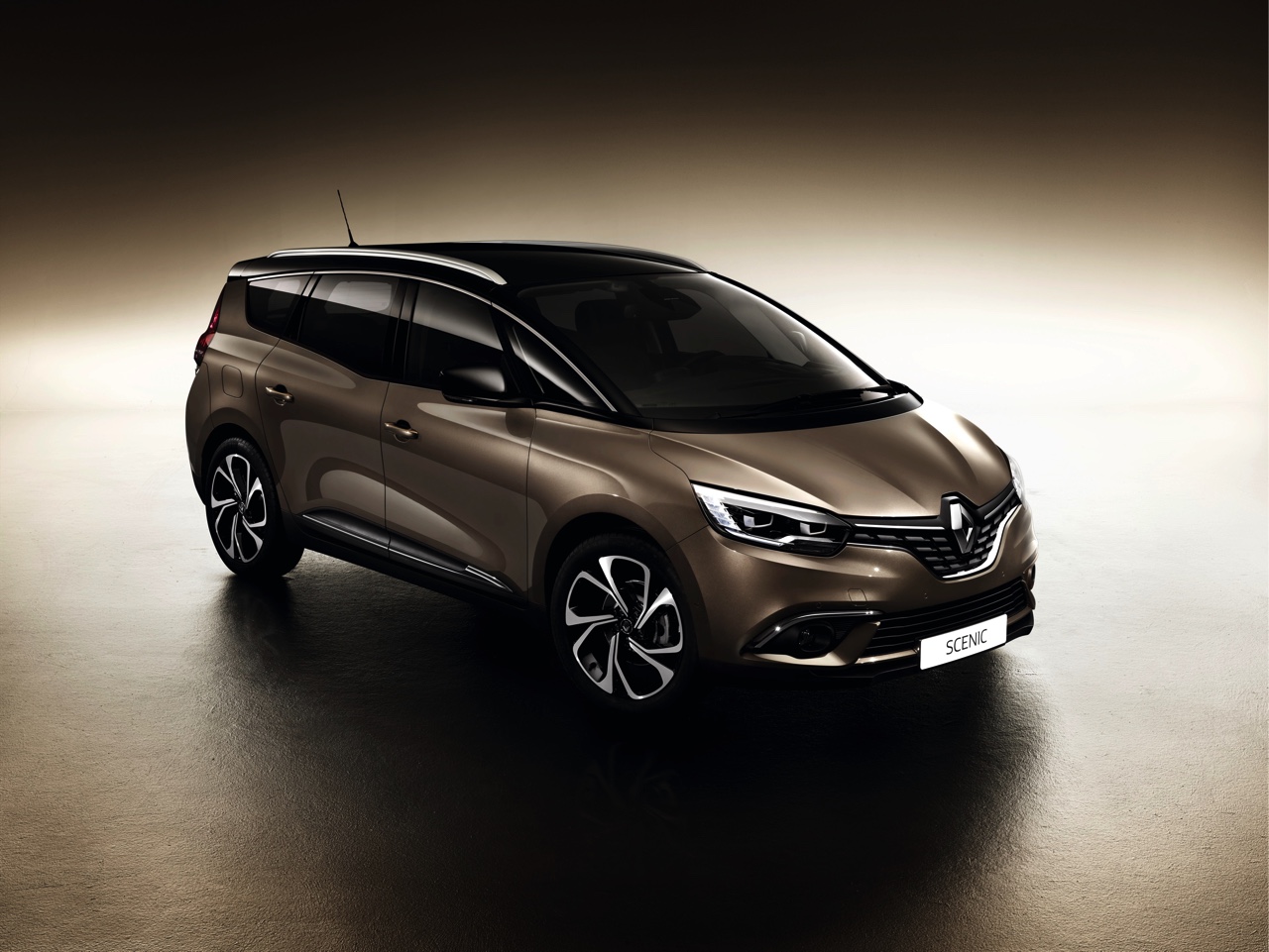 De Renault Grand Scenic is weer in het nieuw gestoken. Hij is groter dan zijn voorganger, maar ook zuiniger en leverbaar met two-tone lak. De levering start in het najaar van 2016.