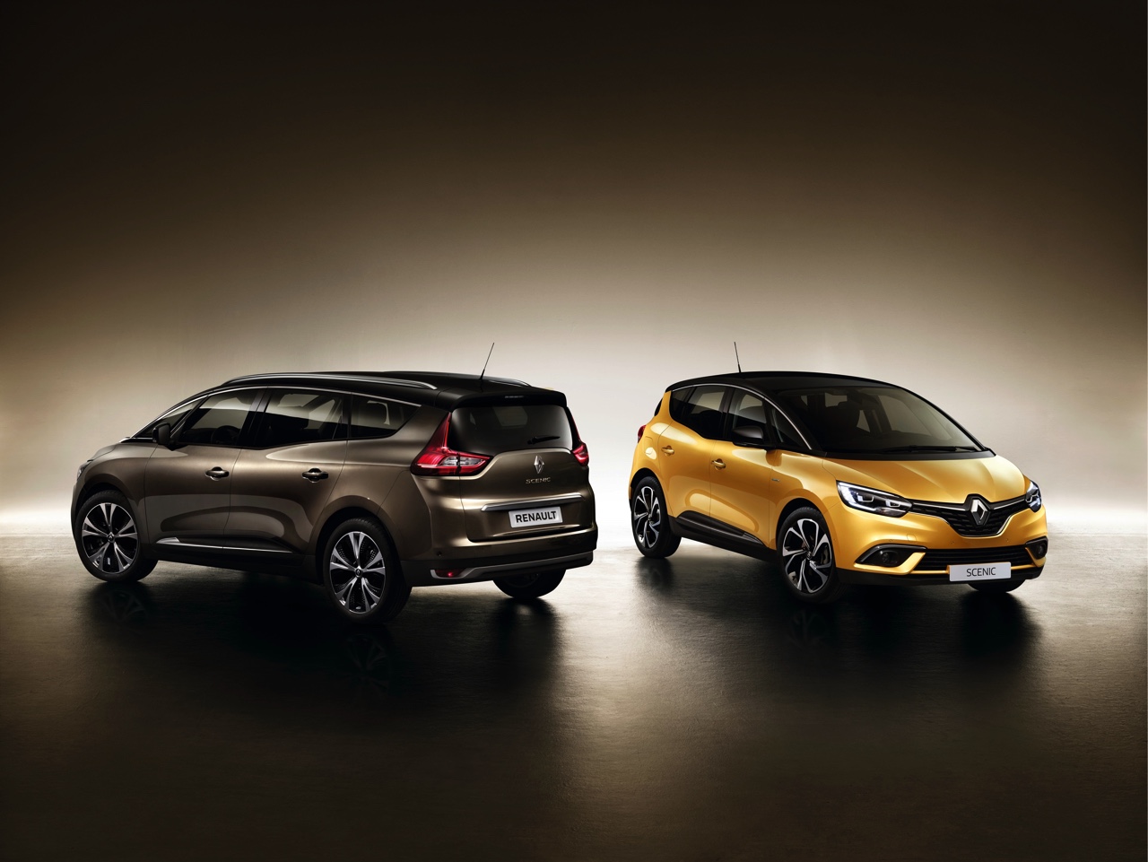 De Renault Grand Scenic is weer in het nieuw gestoken. Hij is groter dan zijn voorganger, maar ook zuiniger en leverbaar met two-tone lak. De levering start in het najaar van 2016.