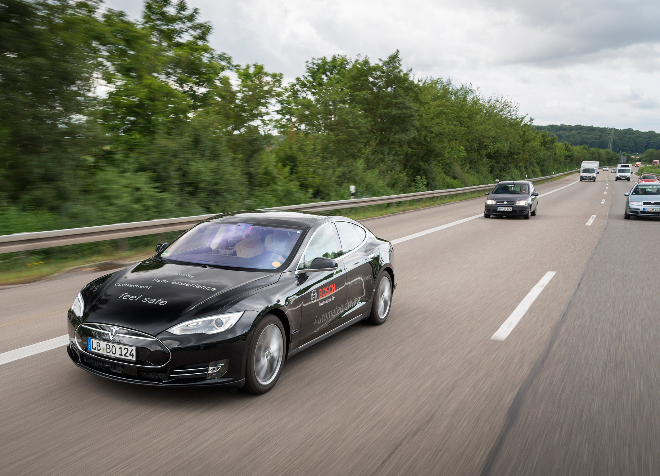 TomTom en Bosch ontwikkelen nauwkeurige kaartdata om de zelfrijdende auto vanaf 2020 veilig autonoom te laten rijden.