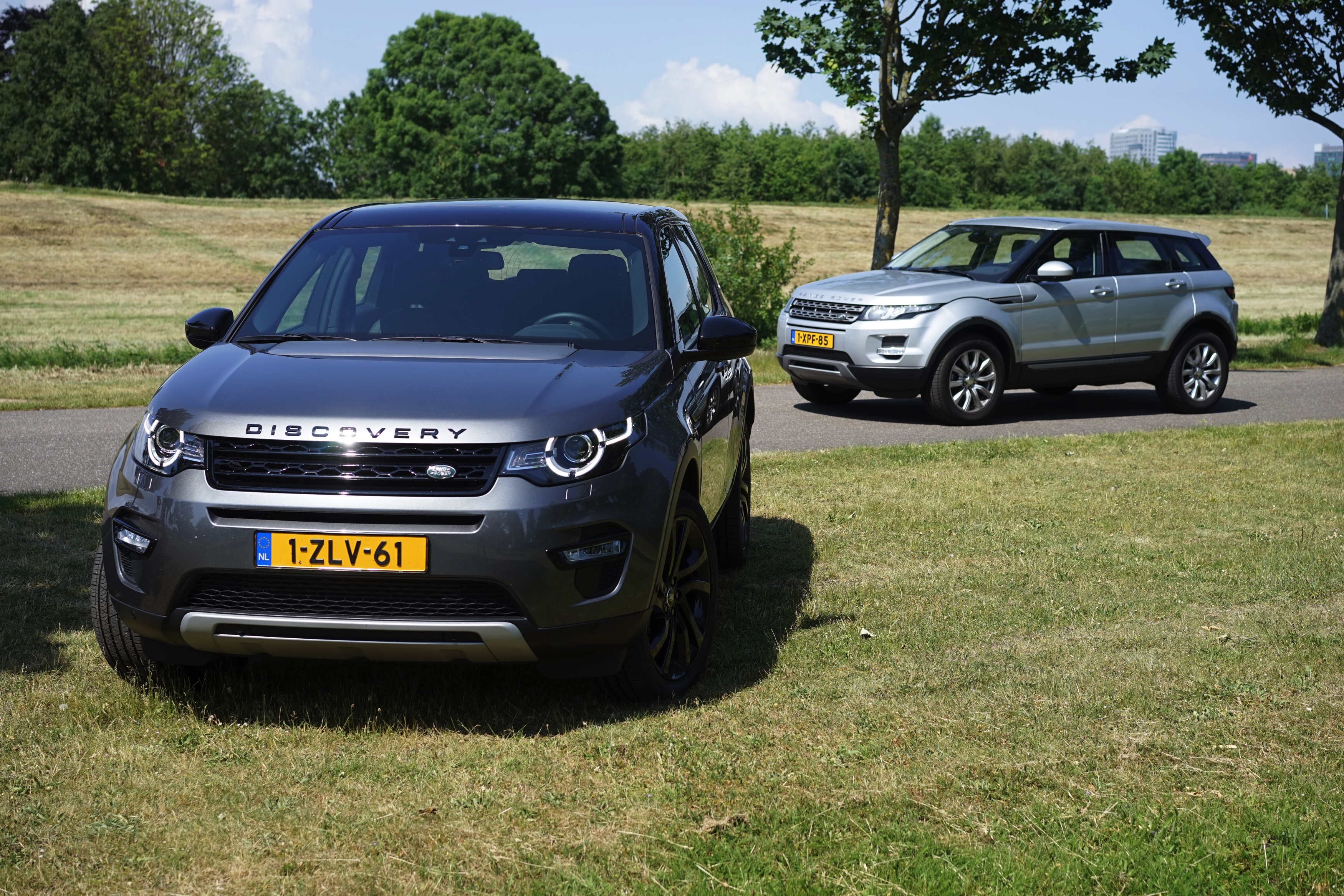 Getekend door dezelfde man, aangedreven door dezelfde motoren en gebouwd op hetzelfde platform. De Land Rover Discovery Sport en de Range Rover Evoque zijn ook nog eens vergelijkbaar geprijsd.