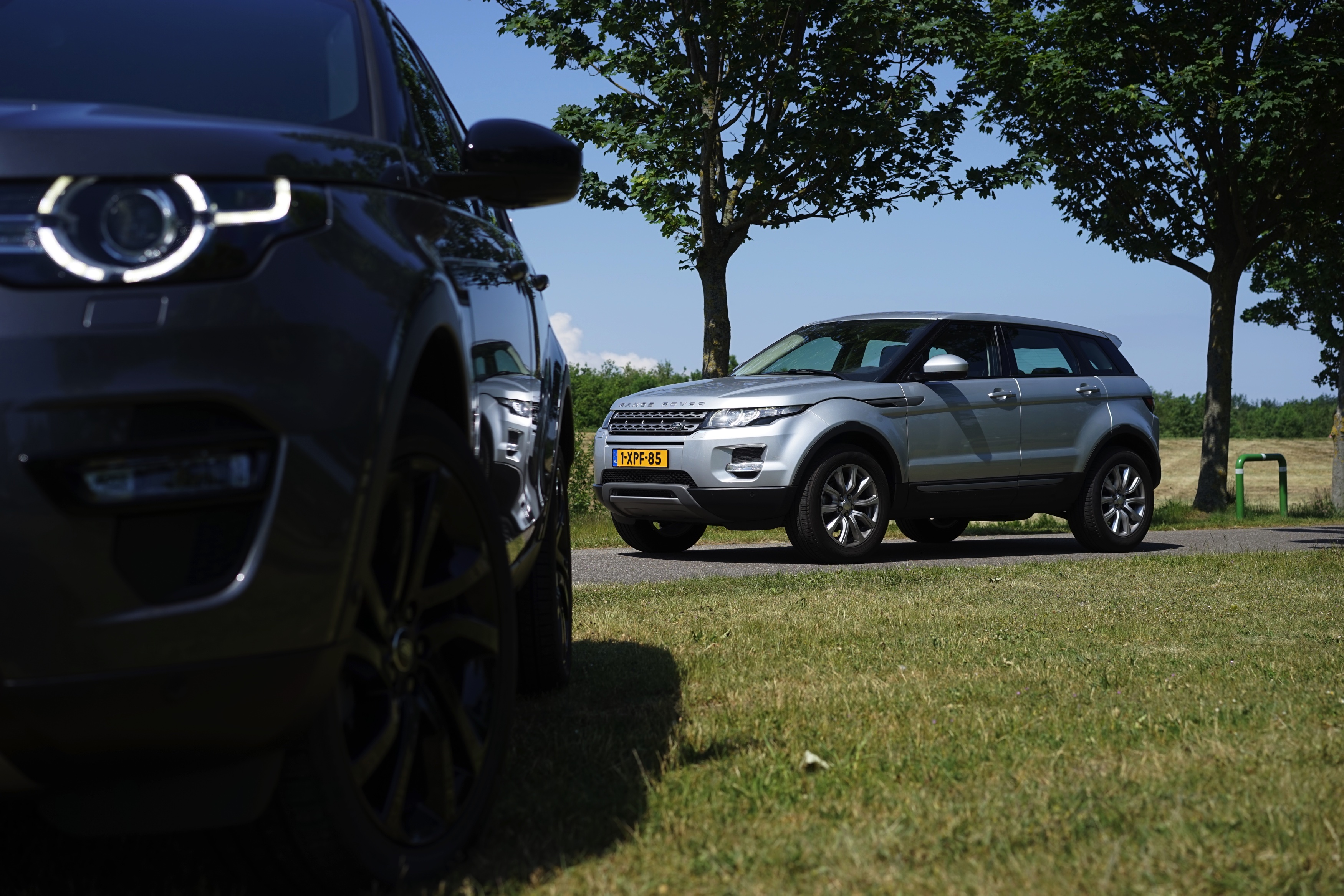 Getekend door dezelfde man, aangedreven door dezelfde motoren en gebouwd op hetzelfde platform. De Land Rover Discovery Sport en de Range Rover Evoque zijn ook nog eens vergelijkbaar geprijsd.