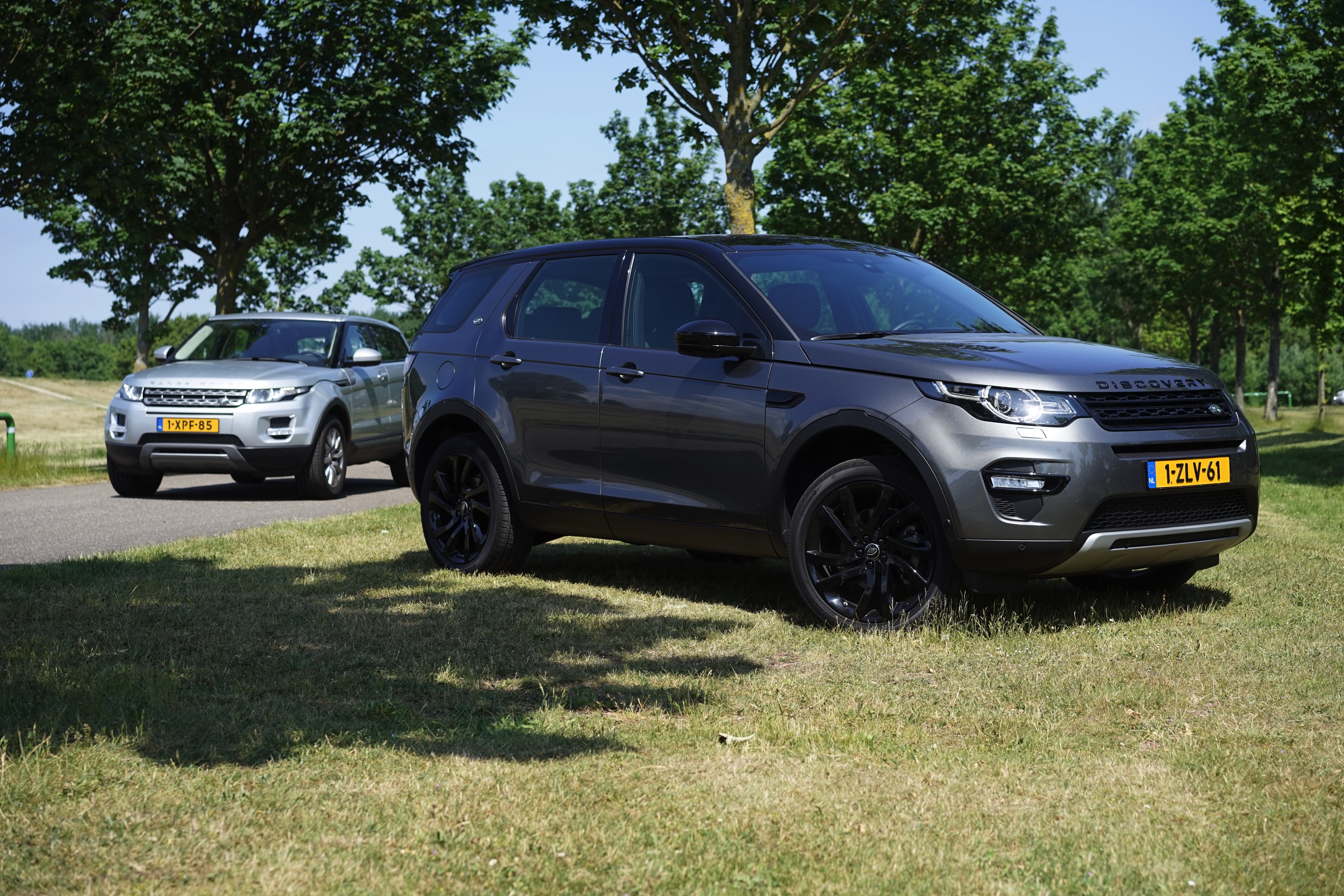 Getekend door dezelfde man, aangedreven door dezelfde motoren en gebouwd op hetzelfde platform. De Land Rover Discovery Sport en de Range Rover Evoque zijn ook nog eens vergelijkbaar geprijsd.