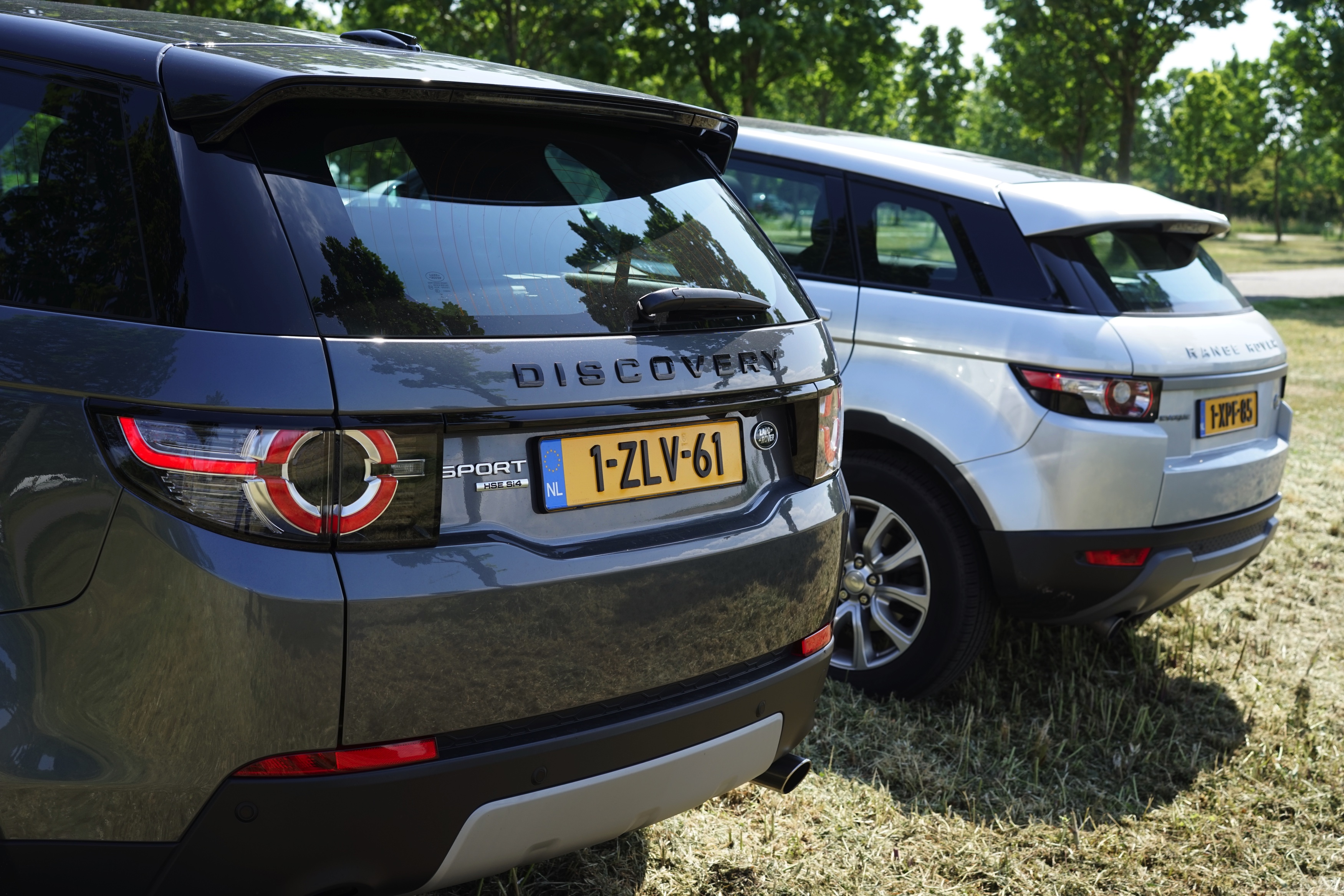 Getekend door dezelfde man, aangedreven door dezelfde motoren en gebouwd op hetzelfde platform. De Land Rover Discovery Sport en de Range Rover Evoque zijn ook nog eens vergelijkbaar geprijsd.