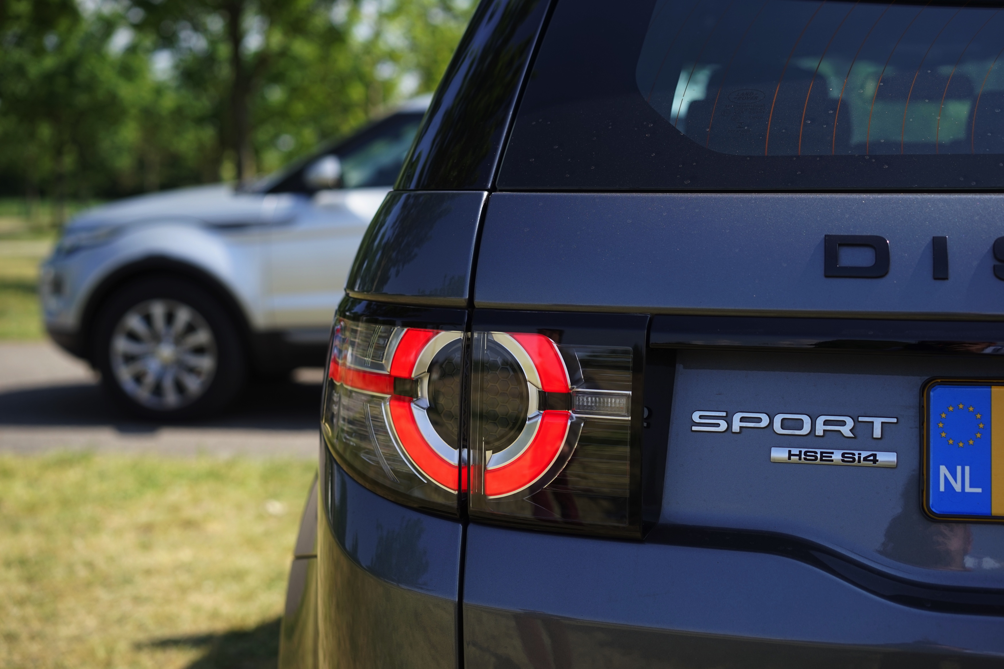 Getekend door dezelfde man, aangedreven door dezelfde motoren en gebouwd op hetzelfde platform. De Land Rover Discovery Sport en de Range Rover Evoque zijn ook nog eens vergelijkbaar geprijsd.