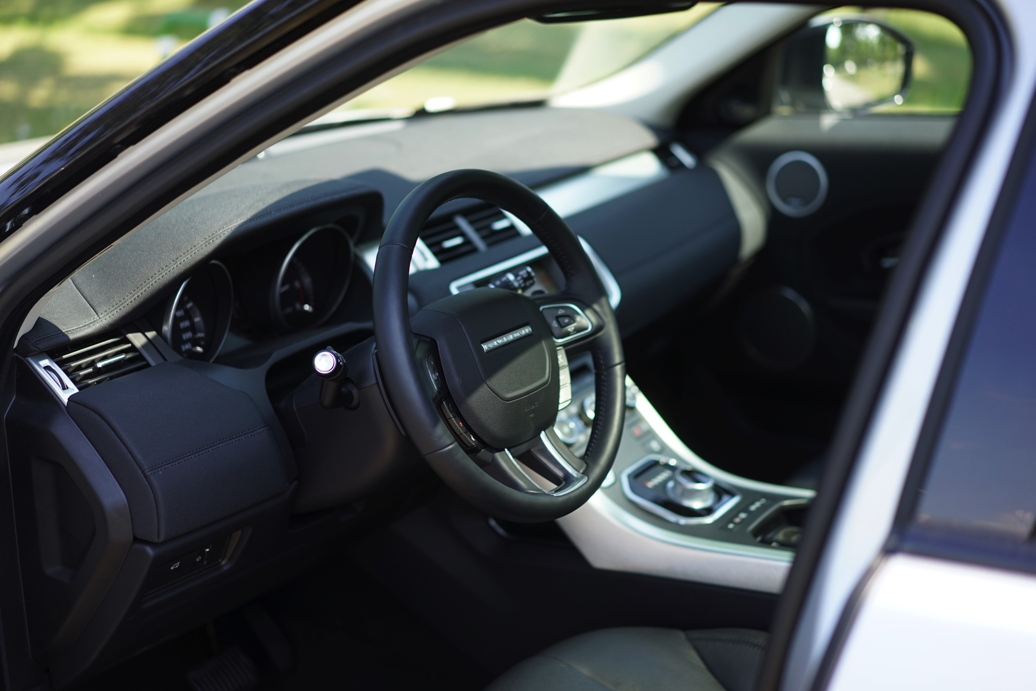 Getekend door dezelfde man, aangedreven door dezelfde motoren en gebouwd op hetzelfde platform. De Land Rover Discovery Sport en de Range Rover Evoque zijn ook nog eens vergelijkbaar geprijsd.