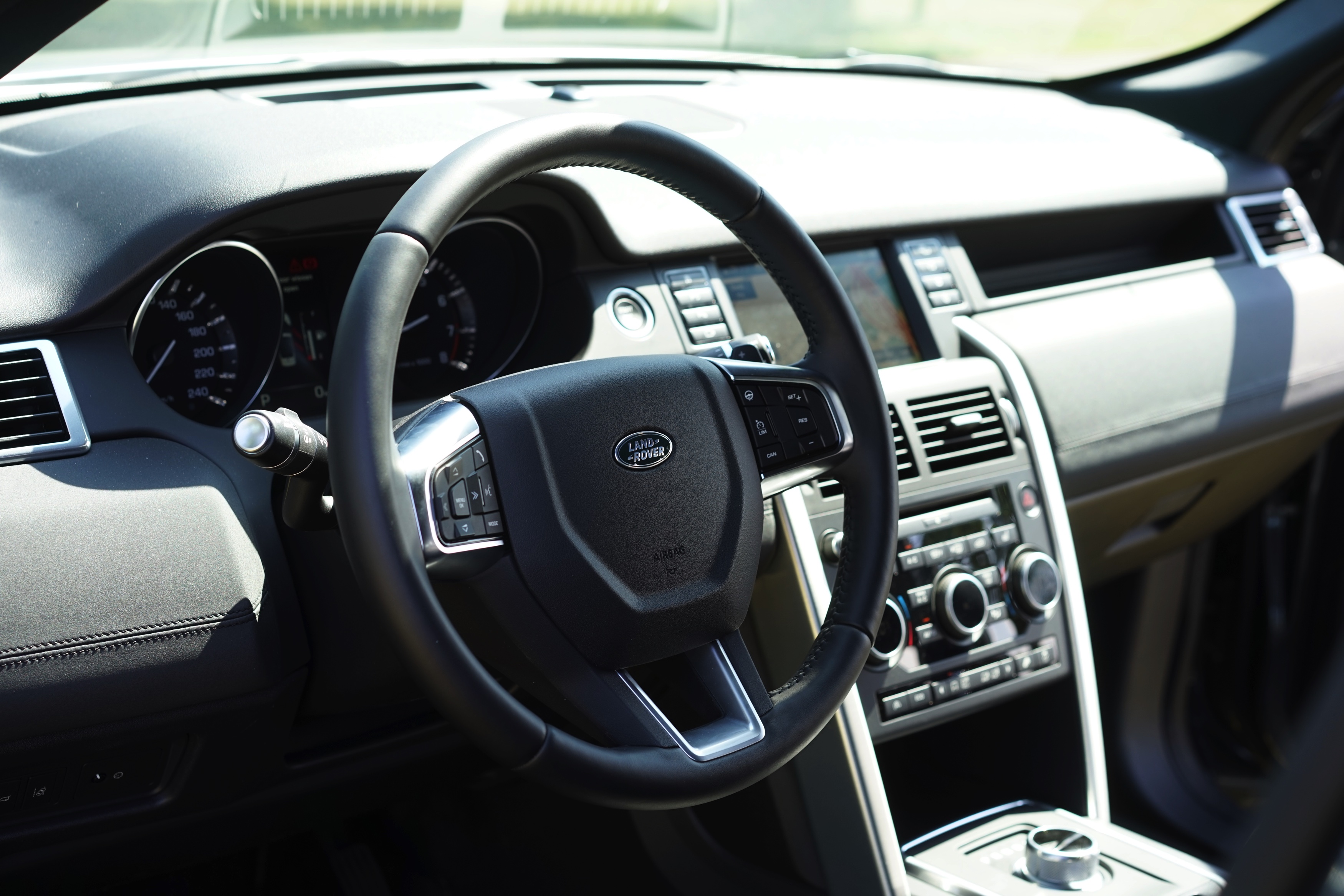 Getekend door dezelfde man, aangedreven door dezelfde motoren en gebouwd op hetzelfde platform. De Land Rover Discovery Sport en de Range Rover Evoque zijn ook nog eens vergelijkbaar geprijsd.