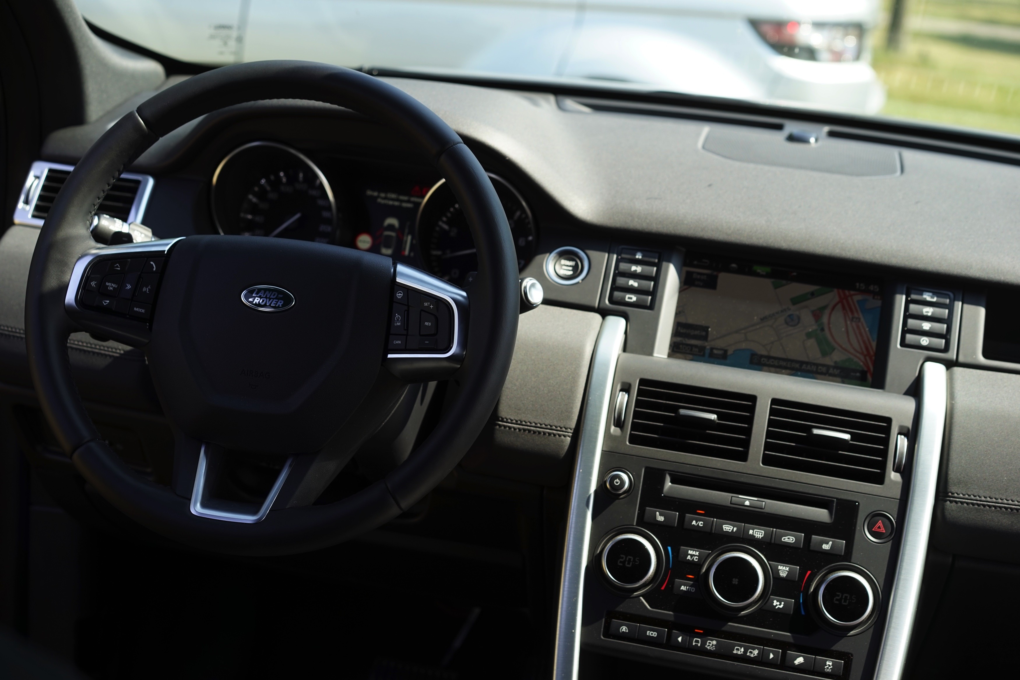 Getekend door dezelfde man, aangedreven door dezelfde motoren en gebouwd op hetzelfde platform. De Land Rover Discovery Sport en de Range Rover Evoque zijn ook nog eens vergelijkbaar geprijsd.