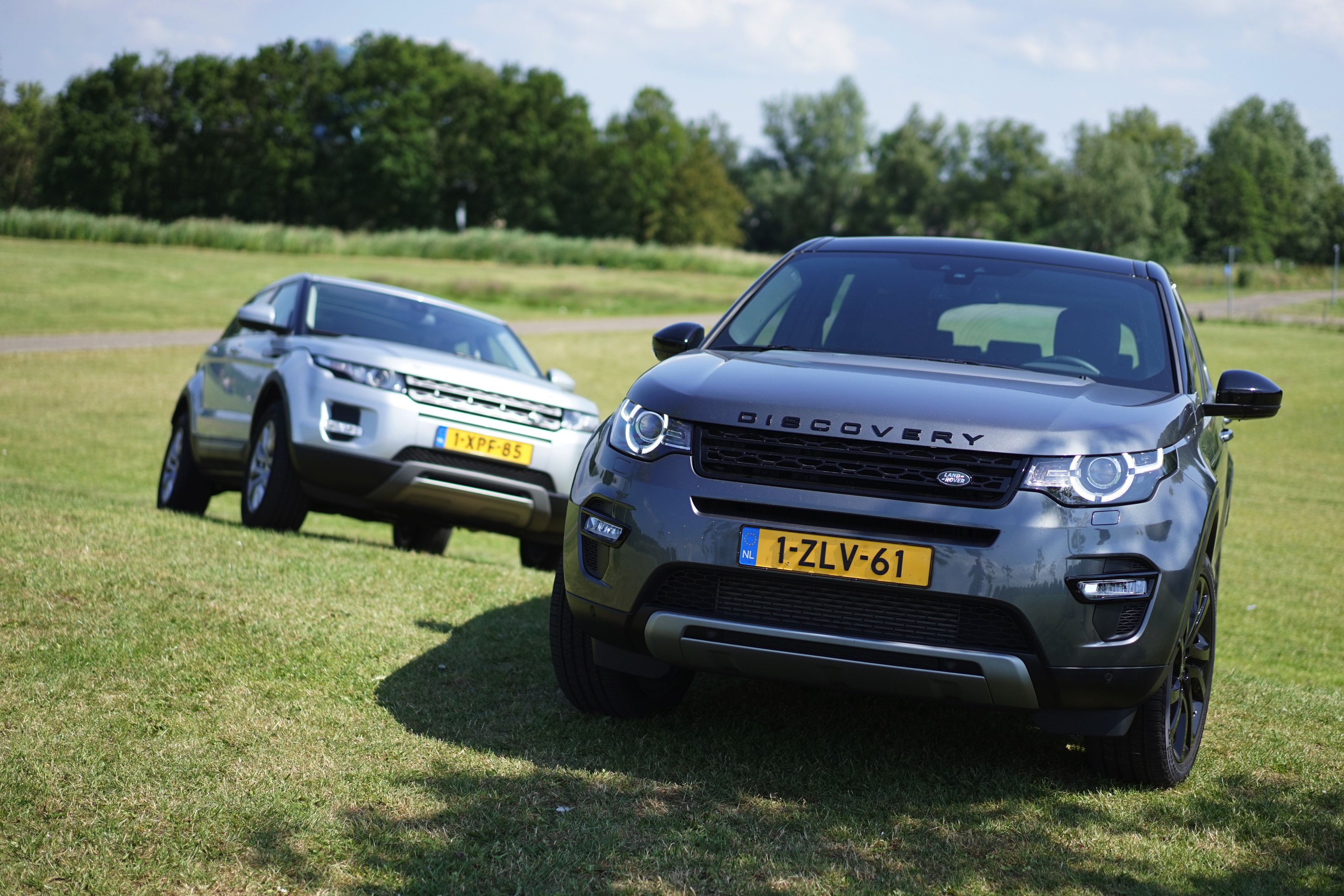 Getekend door dezelfde man, aangedreven door dezelfde motoren en gebouwd op hetzelfde platform. De Land Rover Discovery Sport en de Range Rover Evoque zijn ook nog eens vergelijkbaar geprijsd.