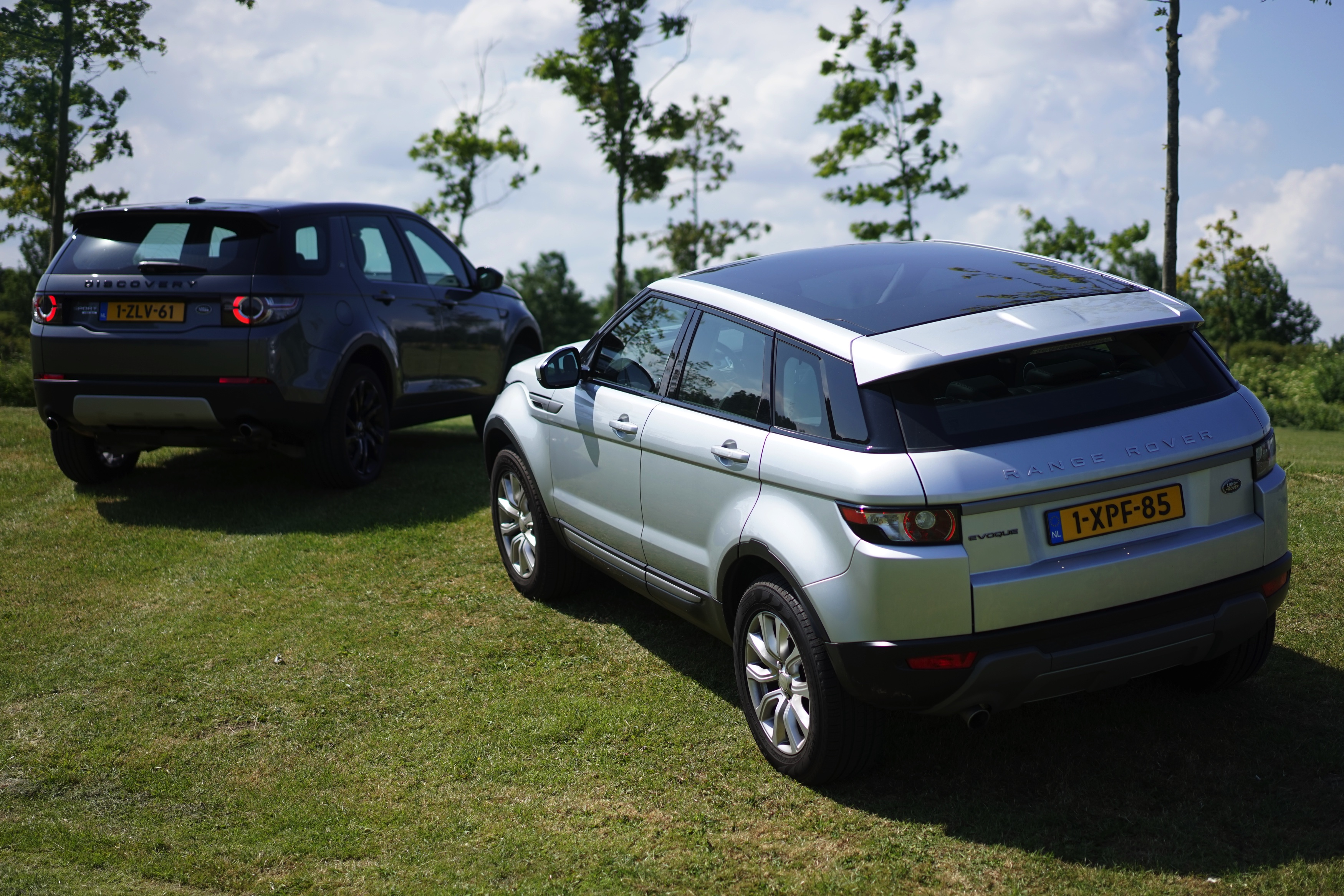 Getekend door dezelfde man, aangedreven door dezelfde motoren en gebouwd op hetzelfde platform. De Land Rover Discovery Sport en de Range Rover Evoque zijn ook nog eens vergelijkbaar geprijsd.