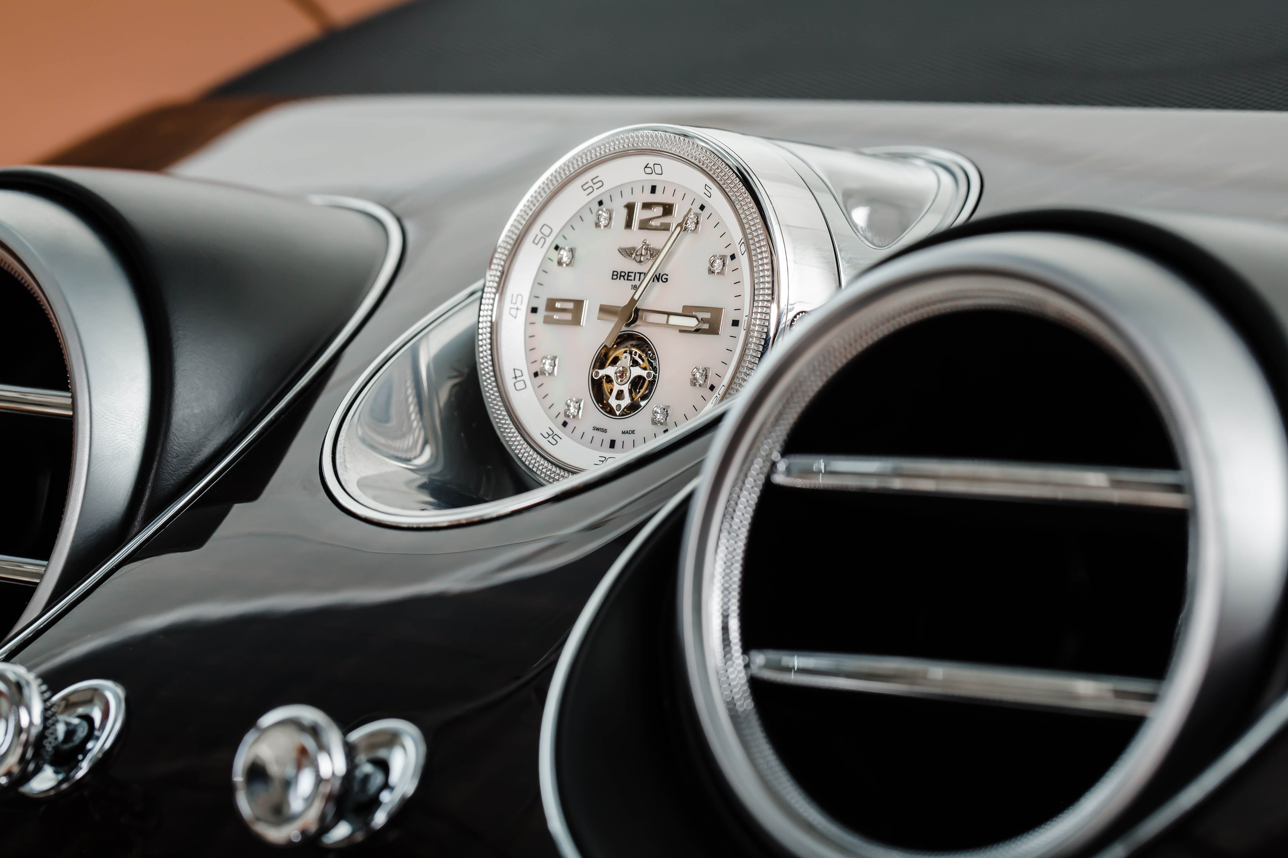 Vanafprijs Bentley Bentayga bekend gemaakt. De 6.0 W12 kost minimaal 282.000 euro en de eerste leveringen vinden plaats in 2016.
