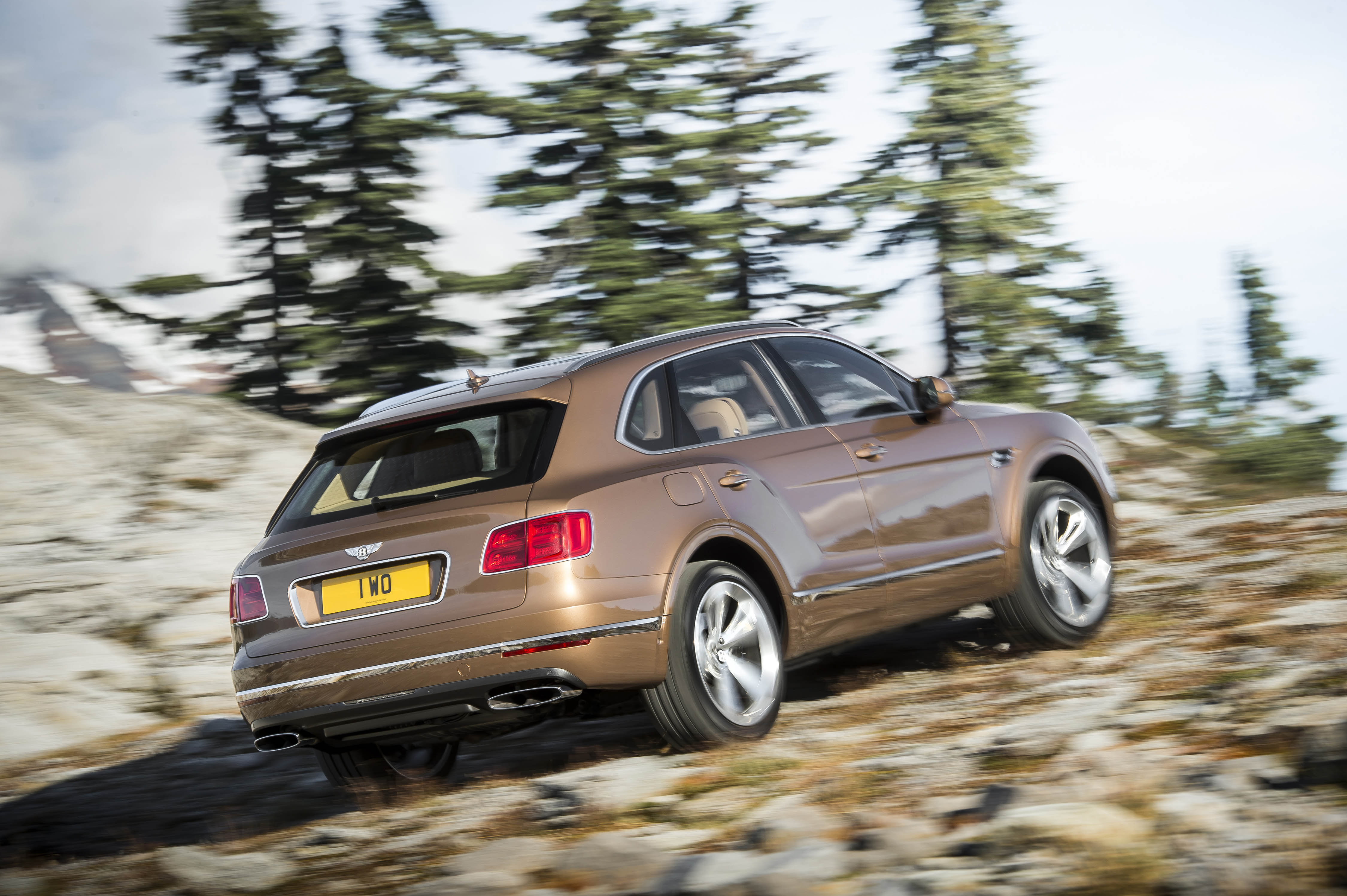 Vanafprijs Bentley Bentayga bekend gemaakt. De 6.0 W12 kost minimaal 282.000 euro en de eerste leveringen vinden plaats in 2016.
