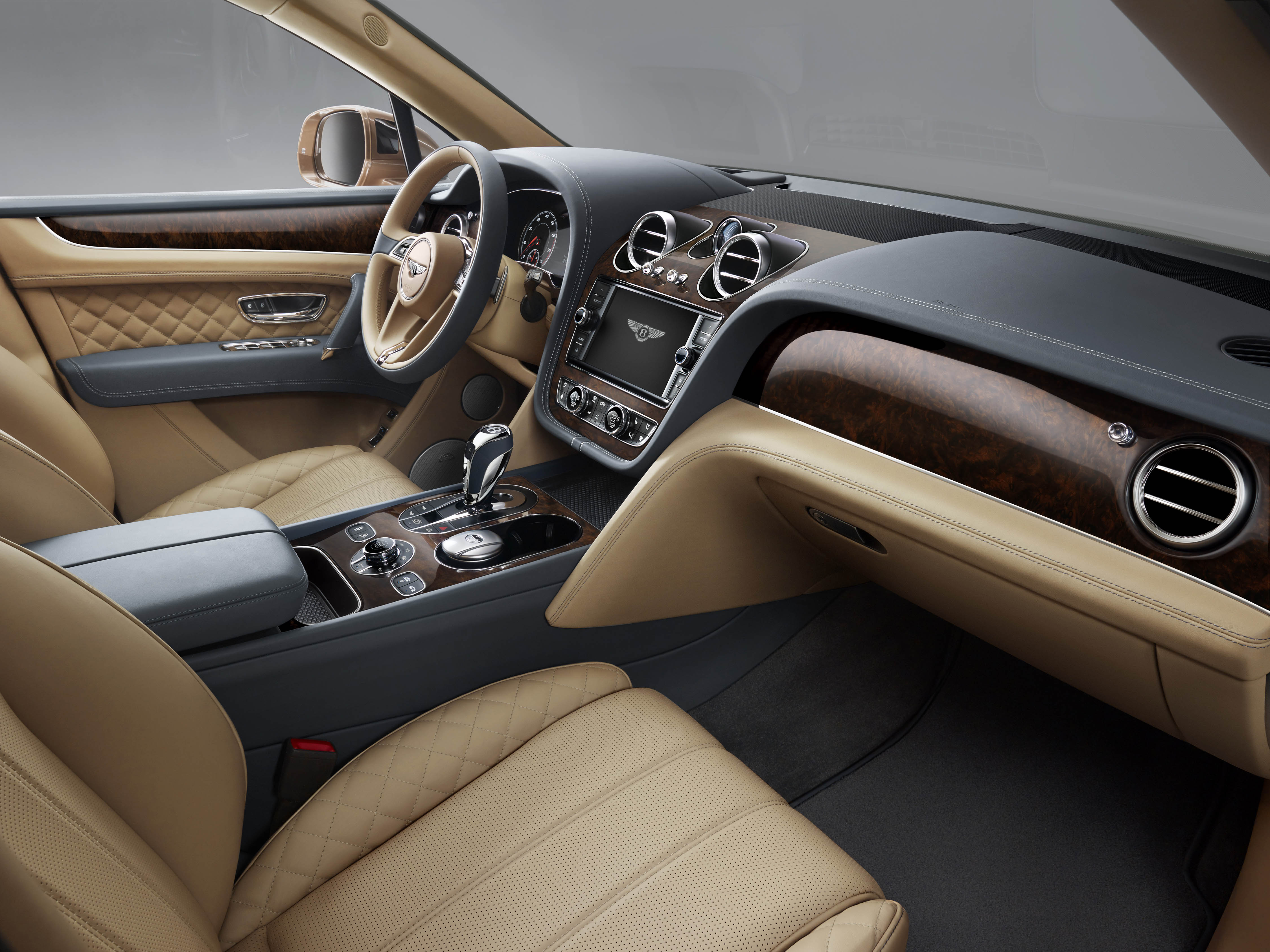 Vanafprijs Bentley Bentayga bekend gemaakt. De 6.0 W12 kost minimaal 282.000 euro en de eerste leveringen vinden plaats in 2016.