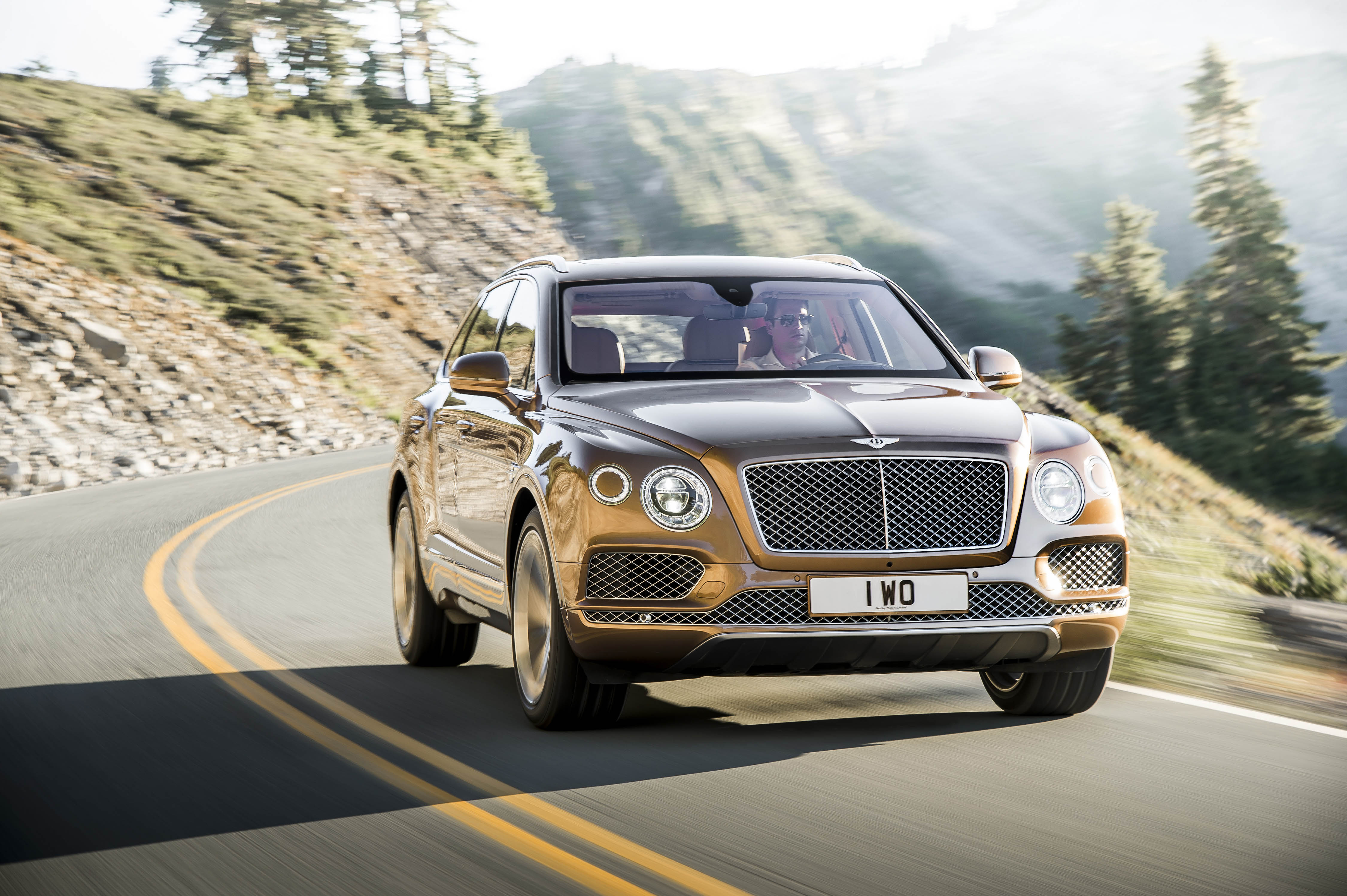 Vanafprijs Bentley Bentayga bekend gemaakt. De 6.0 W12 kost minimaal 282.000 euro en de eerste leveringen vinden plaats in 2016.