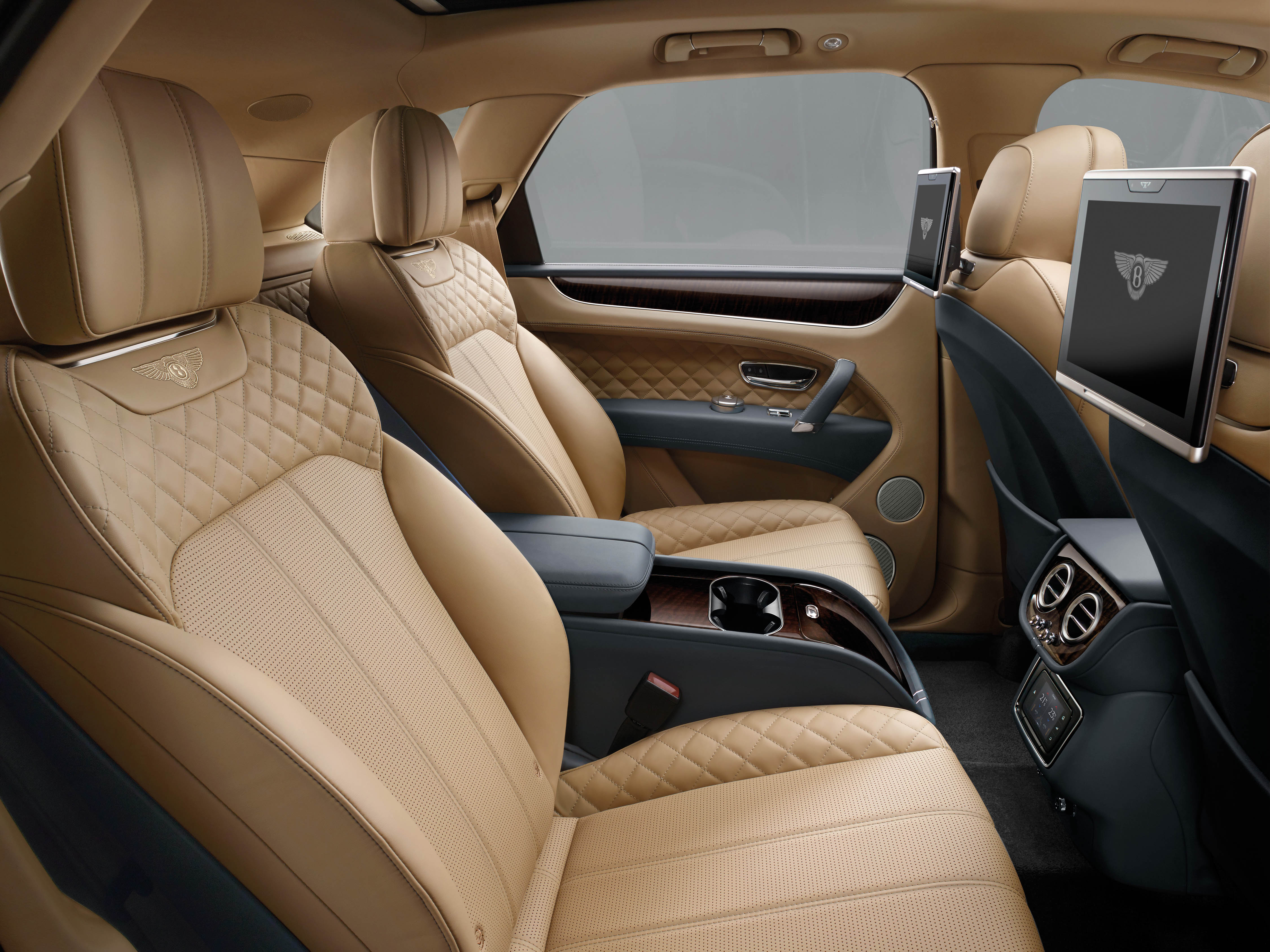 Vanafprijs Bentley Bentayga bekend gemaakt. De 6.0 W12 kost minimaal 282.000 euro en de eerste leveringen vinden plaats in 2016.