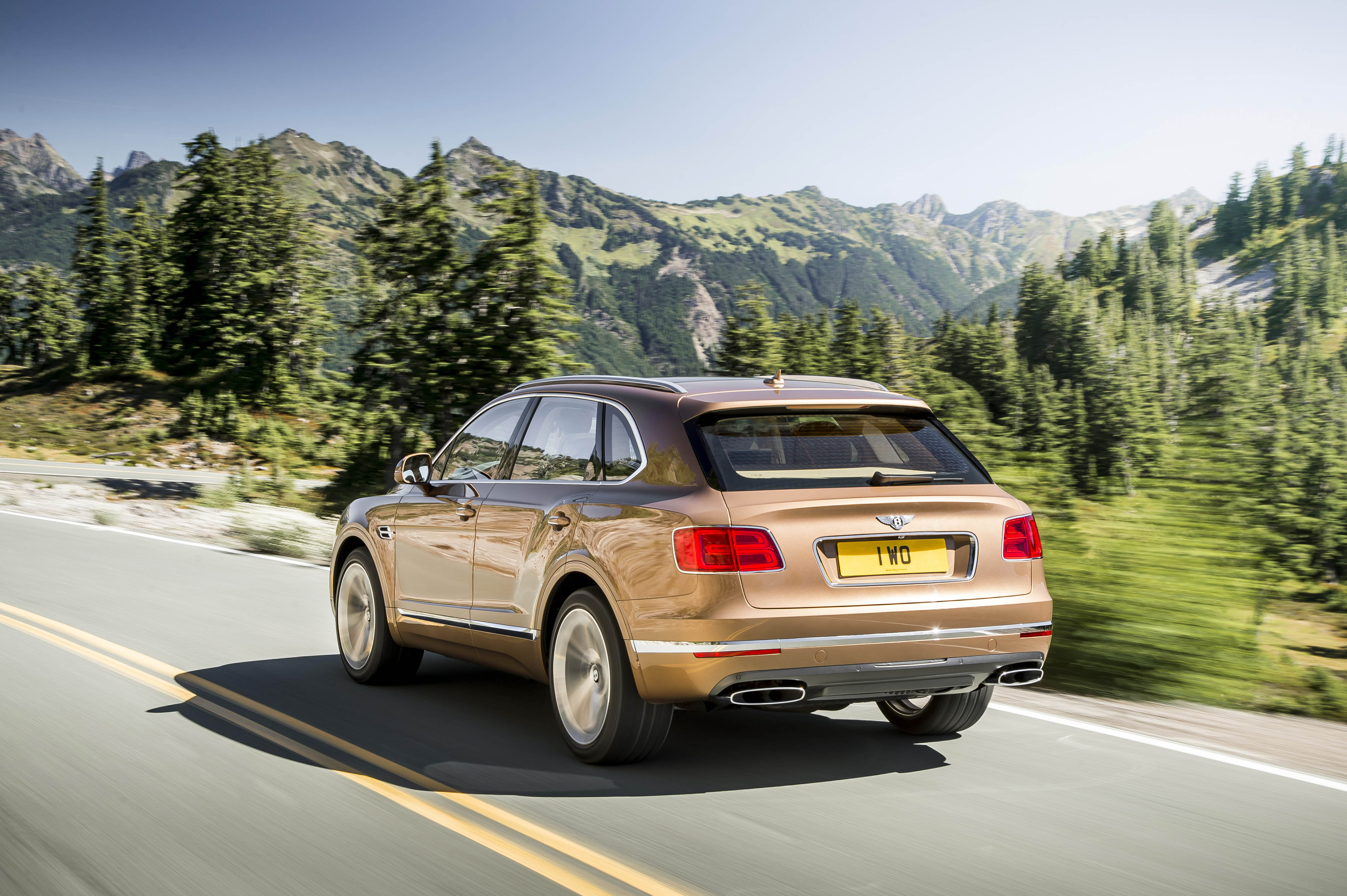 Vanafprijs Bentley Bentayga bekend gemaakt. De 6.0 W12 kost minimaal 282.000 euro en de eerste leveringen vinden plaats in 2016.