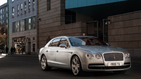 Bentley heeft de V8-versie van de Flying Spur opgenomen in de prijslijst. Het kleine broertje van de W12 maakte onlangs zijn debuut op de Autosalon van Genve.